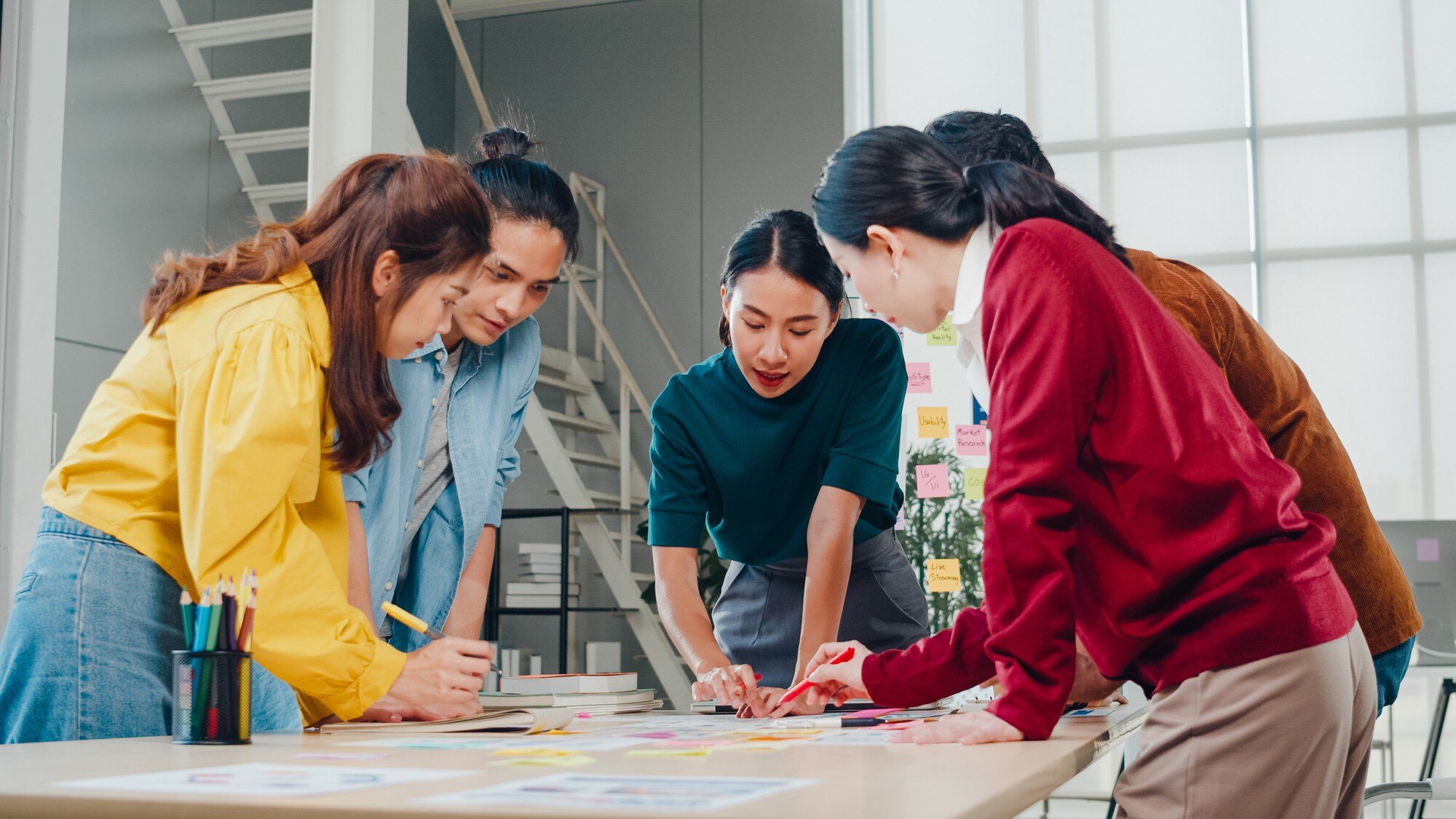 asian-businessmen-businesswomen-meeting-brainstorming-ideas-about-creative-web-design-planning-application-developing-template-layout-mobile-phone-project-working-together-small-office
